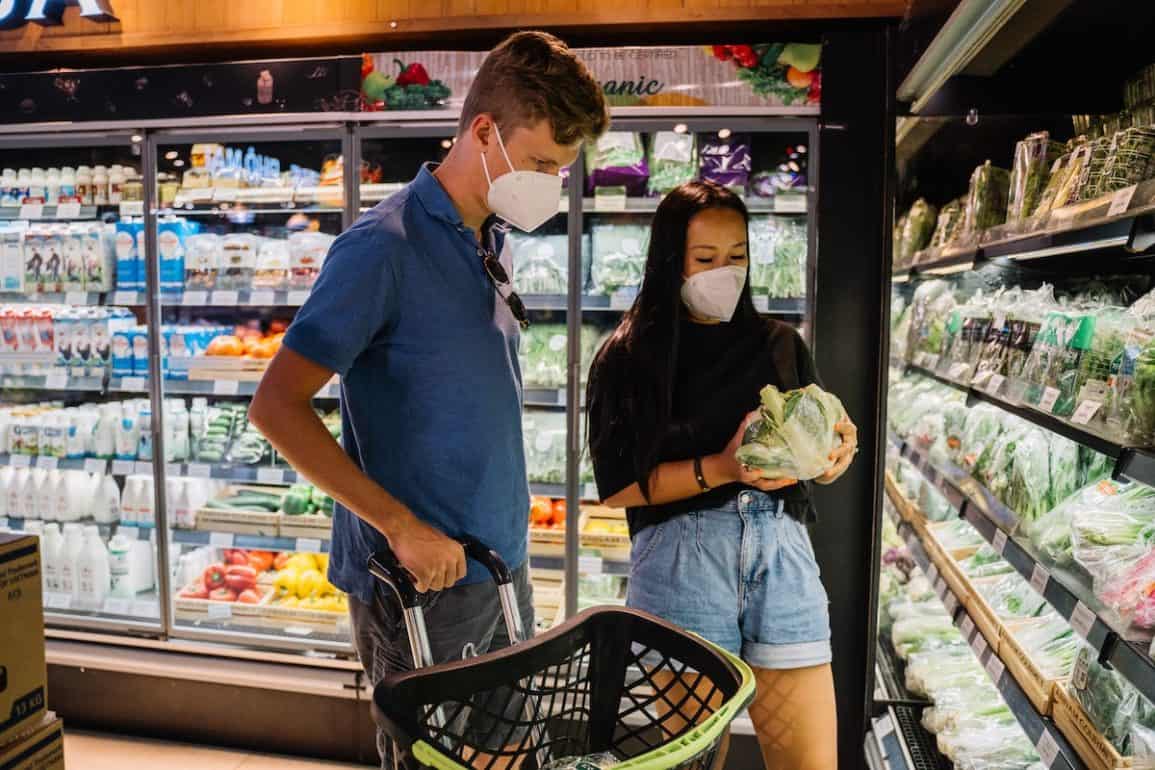 fruits et légumes en emballage plastique au supermarché