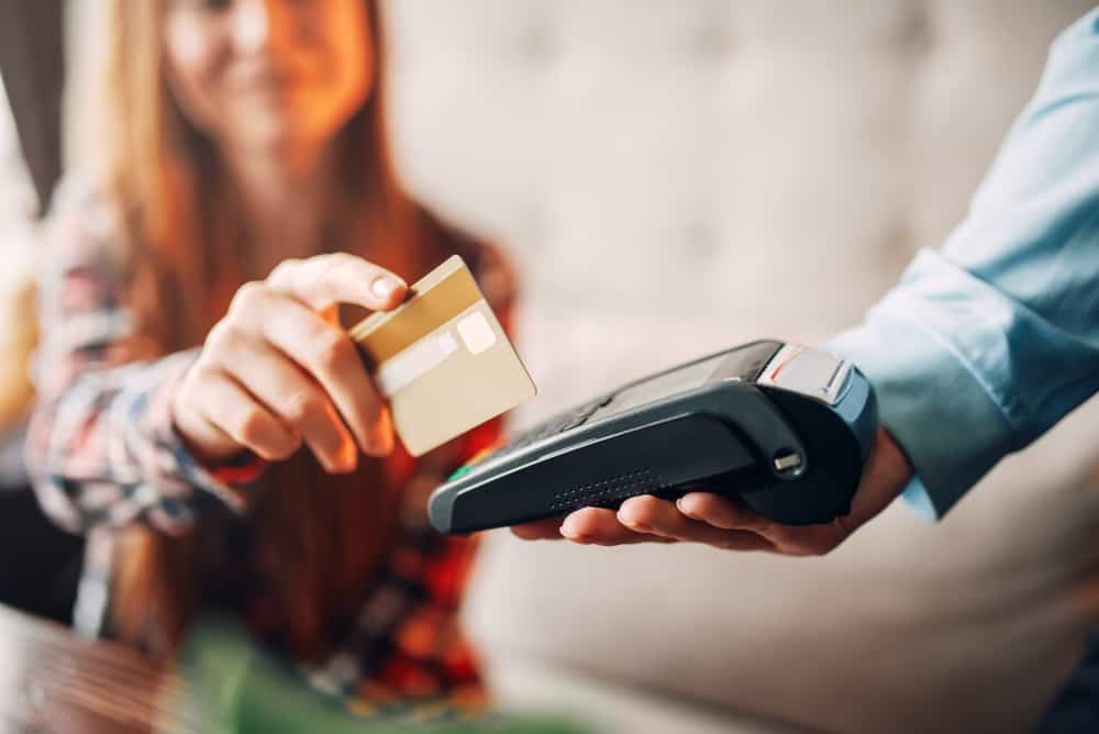 femme payant carte bancaire