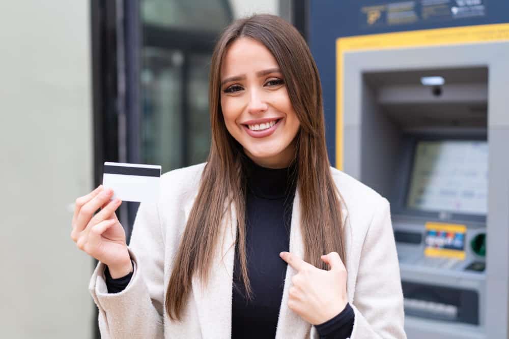 jeune femme surprise carte bancaire