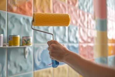 Peindre les carreaux de la salle de bain : solution économique ou erreur à éviter ?